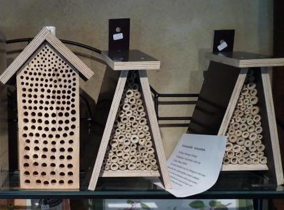 Insektenhotels aus Bambus werden in den Wintermonaten von den Gärtnern hergestellt und im Sommer im Shop verkauft.