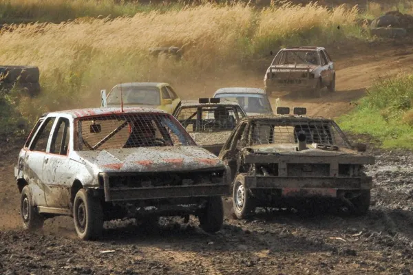 Bild: PS-Boliden röhren im Offroadkessel - 5. Landsberger Stoppelrennen lockt mit Panzer-Mitfahrten und sexy Carwash