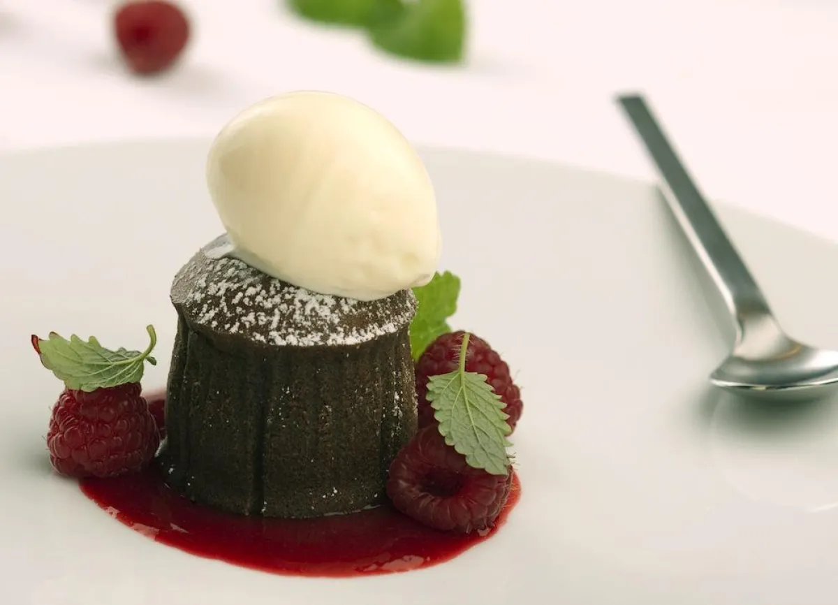 Schokoladenmuffins mit Himbeersauce und kleiner ?Überraschung?