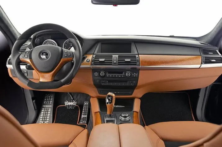 Bild: HAMANN-MOTORSPORT entdeckt das einzigartige Nanaileder für sich