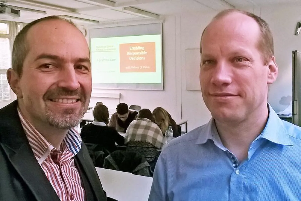 Professor Dr. Harald Bolsinger und Enno Behrendt, Compliance Officer bei Siemens, in der Lehrveranstaltung „Business Ethics: Ethical Leadership“ ((Foto FHWS))