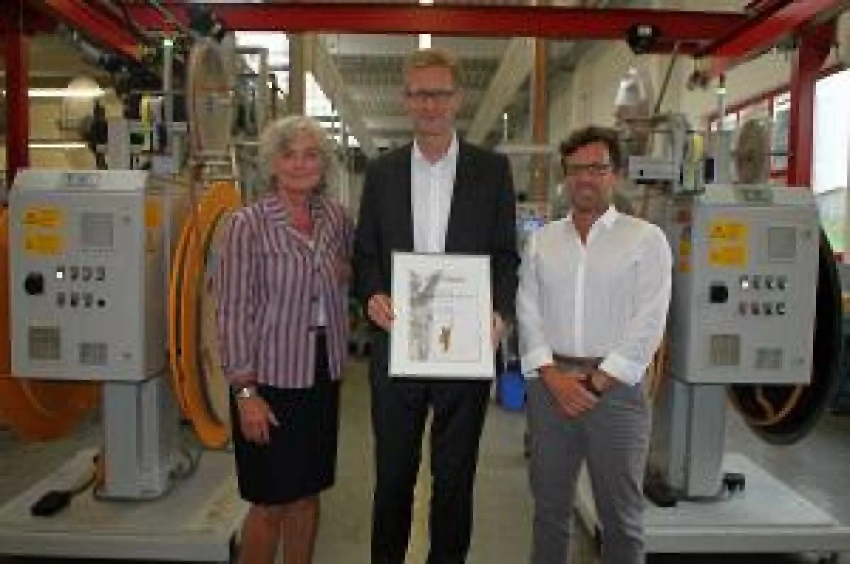 SPD-Bundestagsabgeordnete Petra Crone, Geschäftsführer Dr. Sven Hering und Thorsten Hering (v. li.)