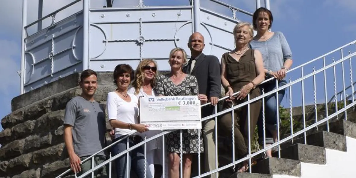 APROS Scheckübergabe an das Gesundheitsforum der Gesunden Gemeinde Eningen am Türmle