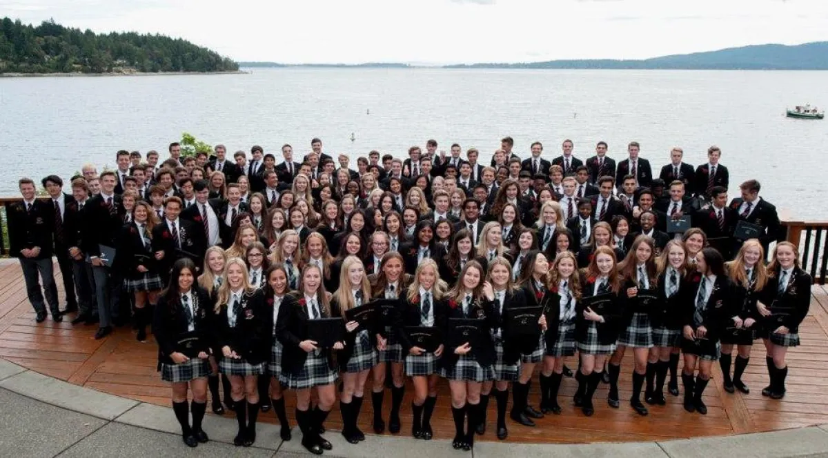 Schüler am Brentwood Internat auf Vancouver Island in Kanada mit Blick zum Pazifik