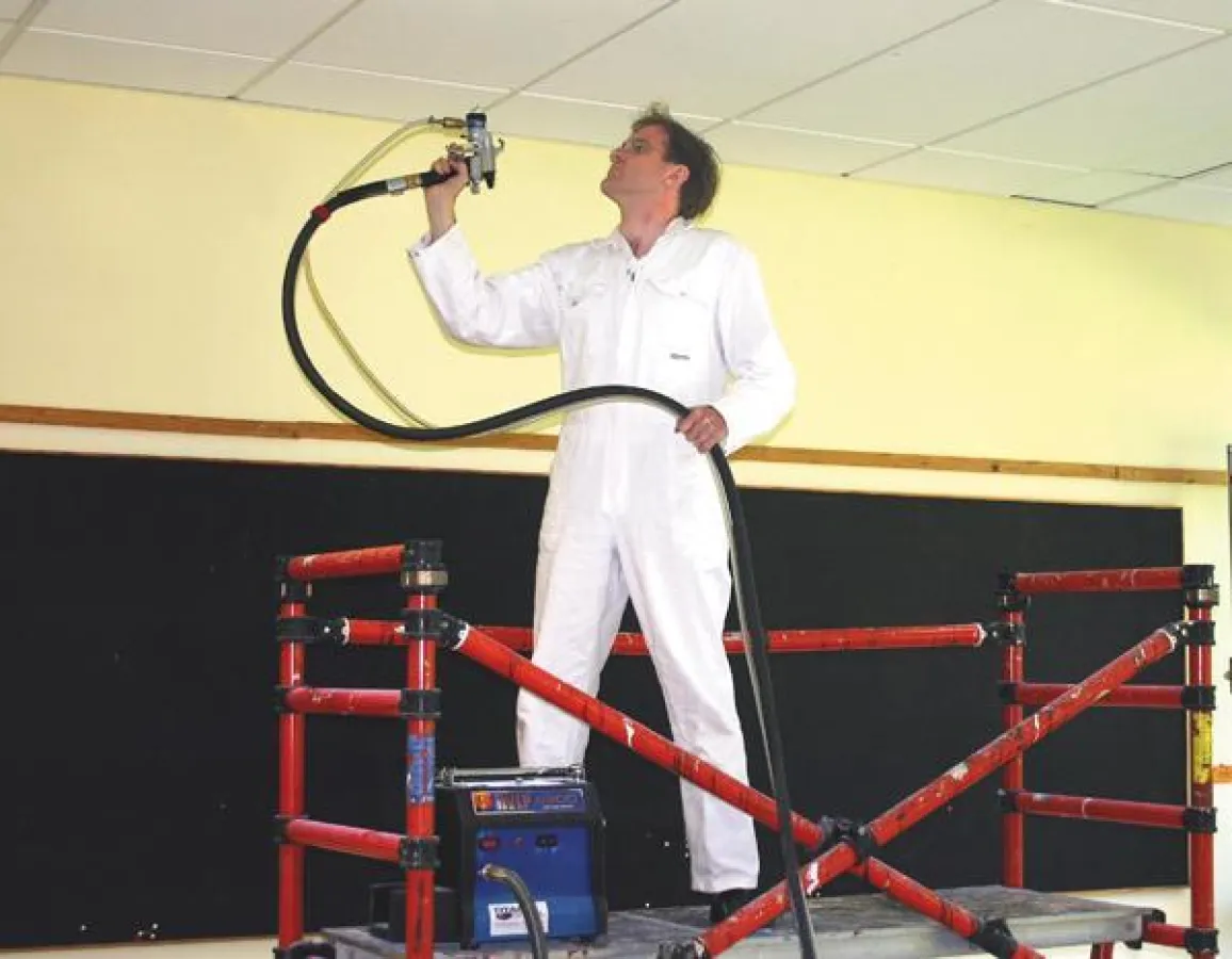 In Klassenräumen ist die Deckenbeschichtung sehr wirksam.