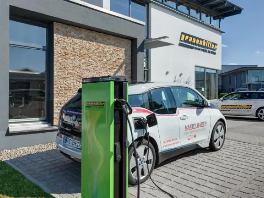 Bild: Kostenlos Strom tanken: Grasenhiller installiert E-Ladesäulen in Neumarkt und Amberg