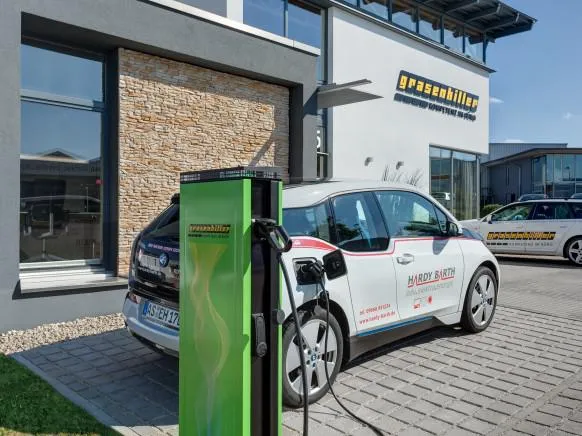 Bild: Kostenlos Strom tanken: Grasenhiller installiert E-Ladesäulen in Neumarkt und Amberg