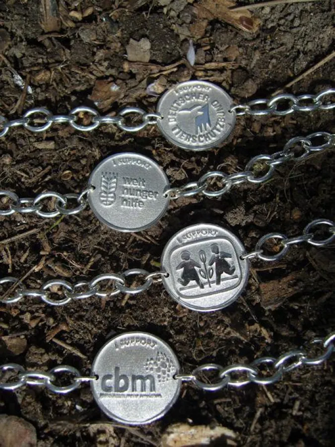 Sinnvoll Schenken: Silber-Armbänder von Charity Pride unterstützen mit der Hälfte des Verkaufspreises gemeinnützige Organisationen