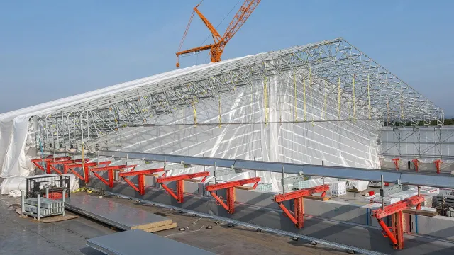 Bild: Segmentweise Dachsanierung mit fahrbarem PERI LGS Wetterschutzdach