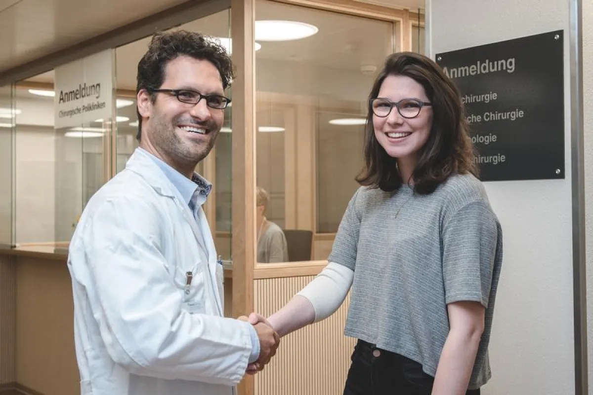 Dr. med. Pascal Kissling, Oberarzt Universitätsklinik für Herz- und Gefässchirurgie, gratuliert seiner  Patientin zum erfolgreichen Einstieg ins Berufsleben. (Insel Gruppe / Pascal Gugler)