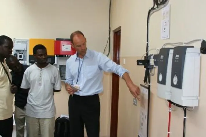 Bild: Memminger Offgrid-Spezialist Phaesun schult Solarfirmen in Uganda