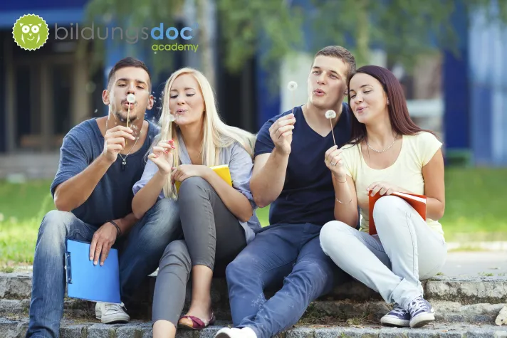 Bild: Nach dem Abi - Ausbildung oder Studium?