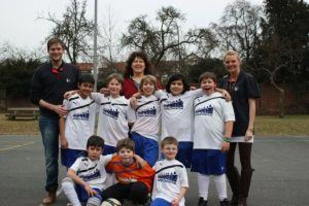 Die Hellmann Auszubildenden Jens Geisler (l.) und  Johanna Seeger (r.) beim Mannschaftsfoto