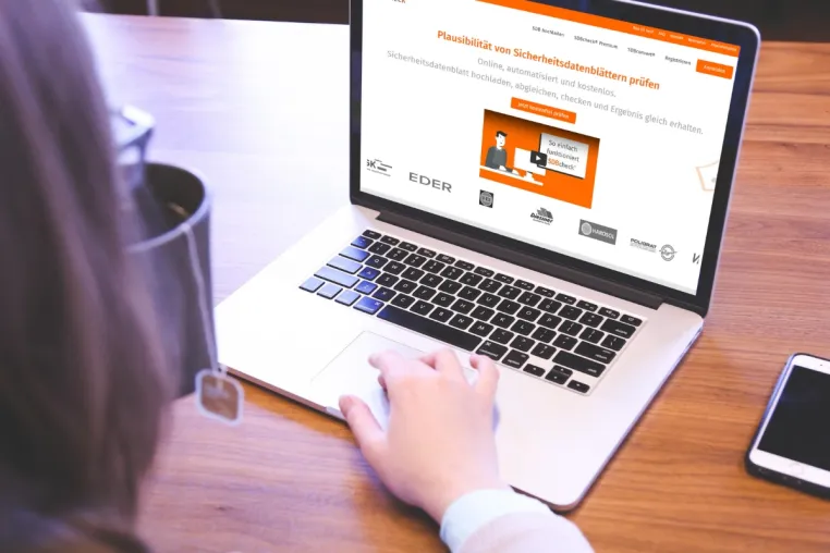 Bild: Digitalisierung von Sicherheitsdatenblättern: SDBcheck® gelingt ein neuer Meilenstein
