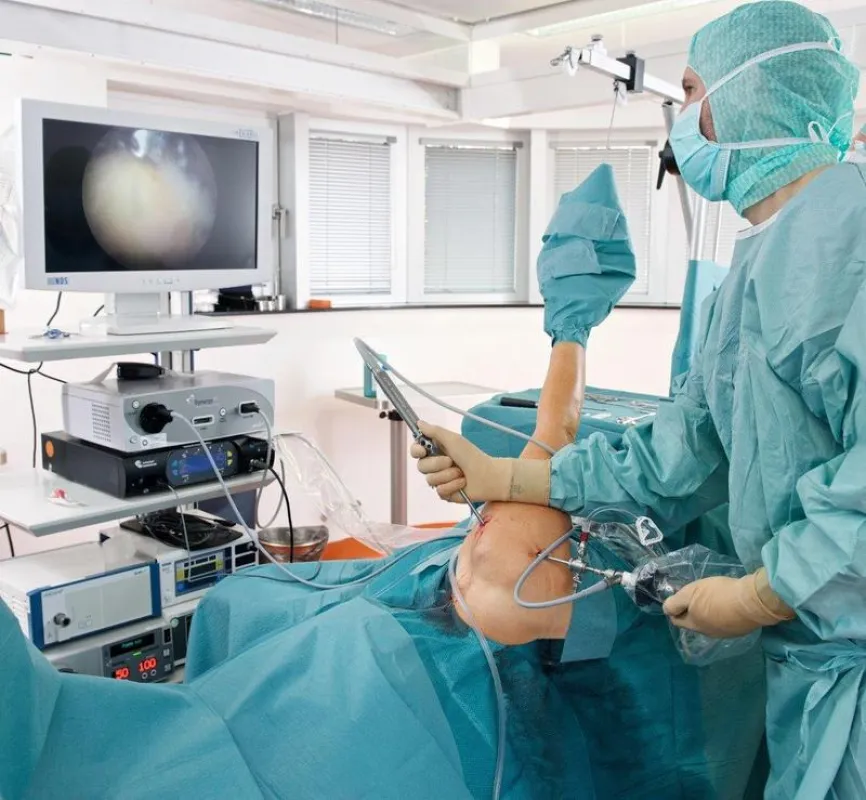 Minimalinvasiv und schonend: die Arthroskopie (Foto: C. Yunck / BVASK)