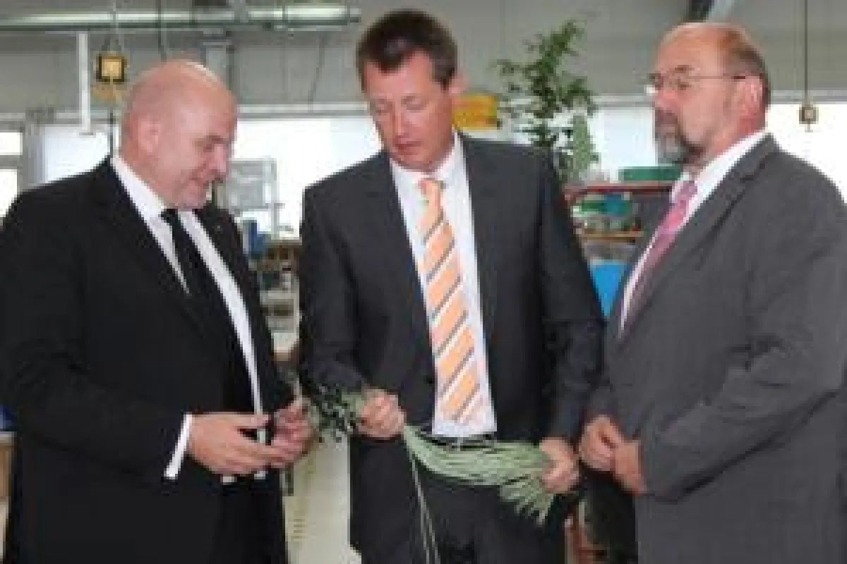 Dirk Dönges, (Bildmitte), zeigt Harry Glawe (rechts) einen Kabelbaum.