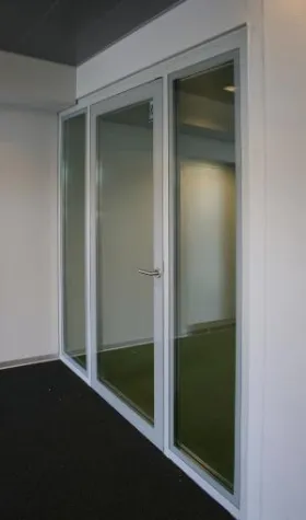 Bild: PLANDOOR: Transparente, flächenbündige Brandschutztüren in Ganzglasoptik