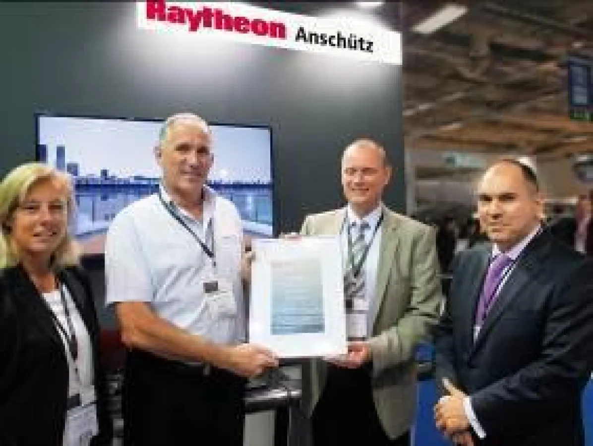 Raytheon Anschütz liefert 15.000sten Standard 22 Kreiselkompass