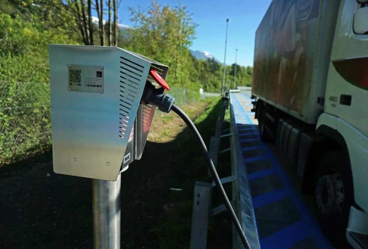 Kühl-LKWs an der E-Tankstelle (C) TIWAG