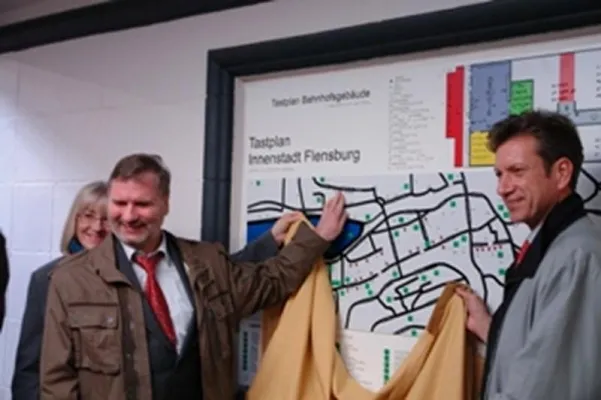 Bild: RFID hilft bei Barrierefreiheit - Einweihung der Tasttafel in Flensburg