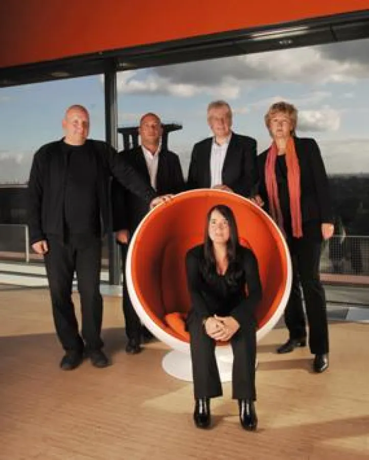 v.l.n.r.: Thomas Volkmann, Veranstalter, Fabian Lasarzik, Stiftung Zollverein, Prof. Dr. Oliver Scheytt, RUHR.2010-Geschäftsführer, Petra Salhöfer, Leiterin Kulturbüro Essen, sitzend:  Silvia Sonnensc