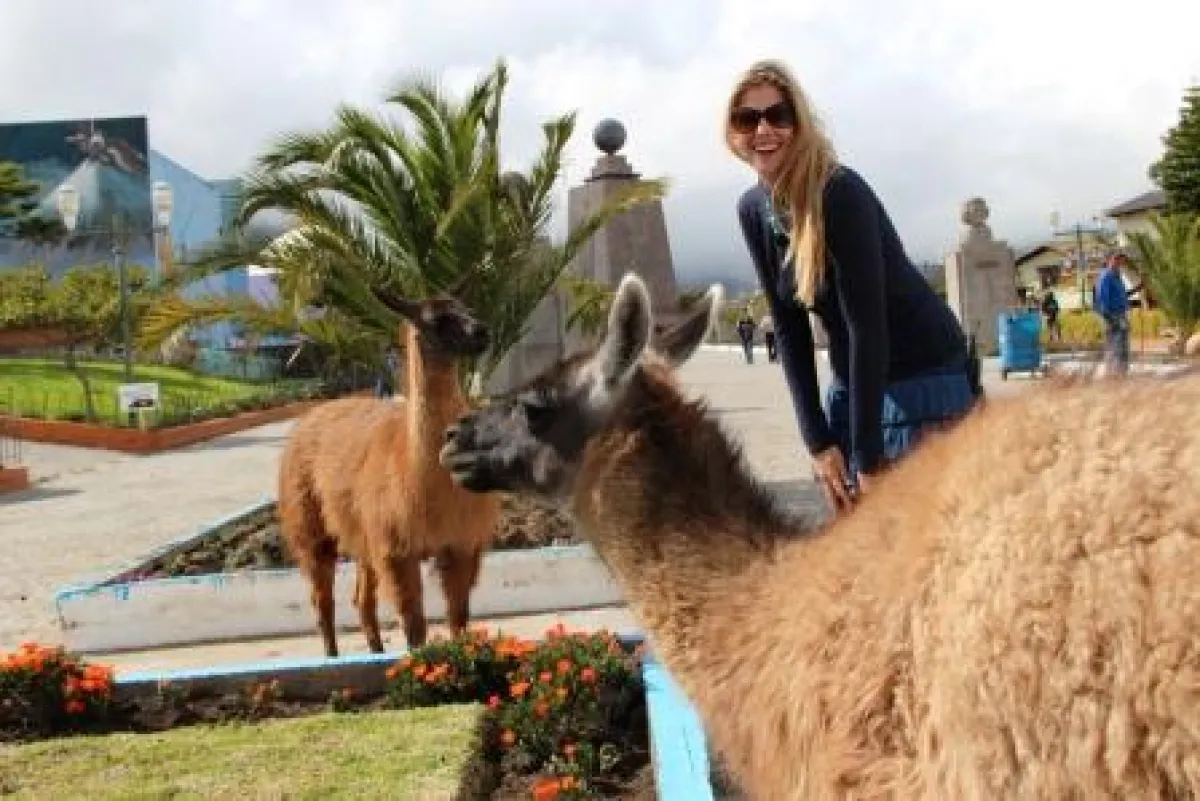 Frau Schlaumeier amüsiert sich über die Lamas am Äquator.
