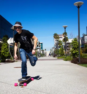 Bild: Sommertrend Longboarden – Surfen in den Straßen