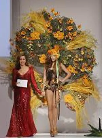 Bild: Stargebot versteigert das Designer-Kleid von Moderatorin Bettina Cramer