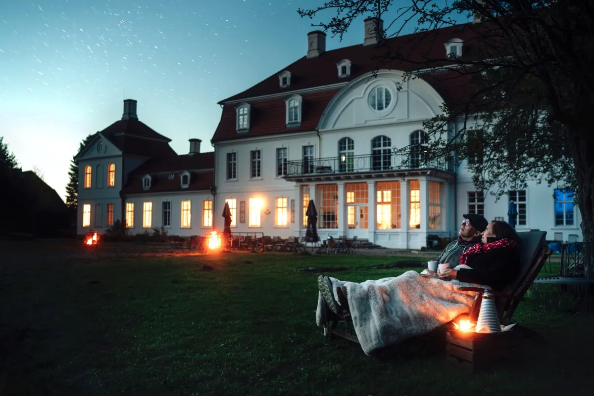 Im Schloss Viegest gibt es Konzerte im Barocksaal und den Sternenhimmel als Kulisse. (© TMV/Petermann)