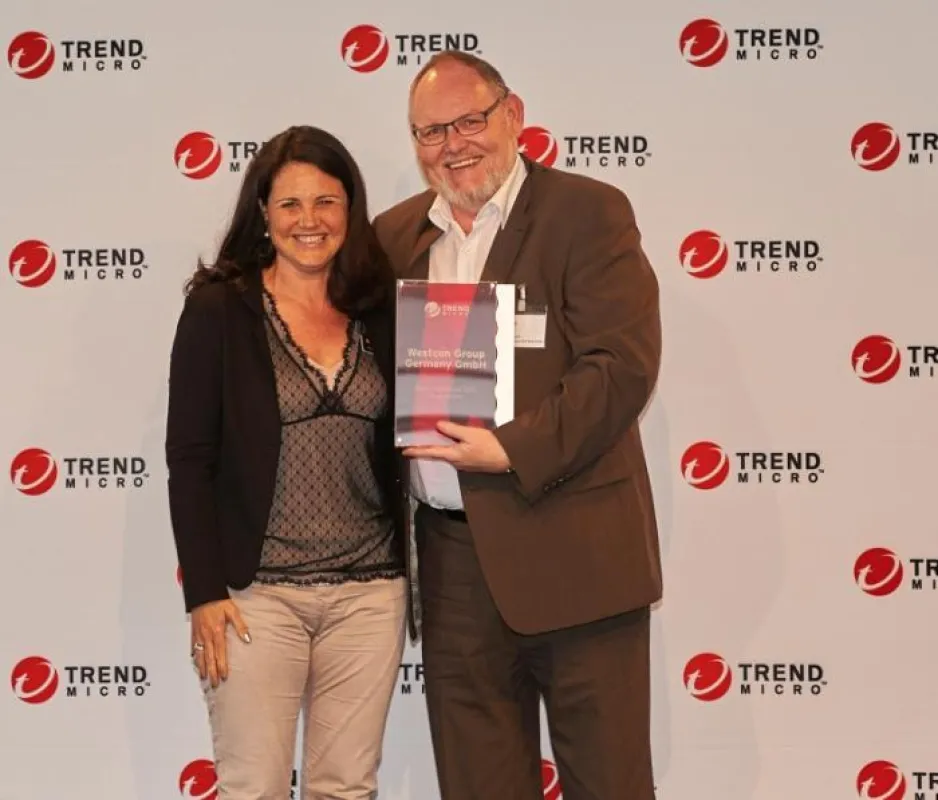 Jürgen Kerstan (Westcon-Comstor) nimmt den Award von Ciara Feeny (Trend Micro) entgegen.