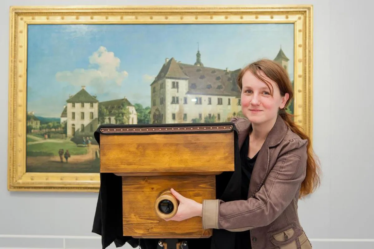 Maria Pretzschner an der Camera obscura, Foto Sebastian Thiel