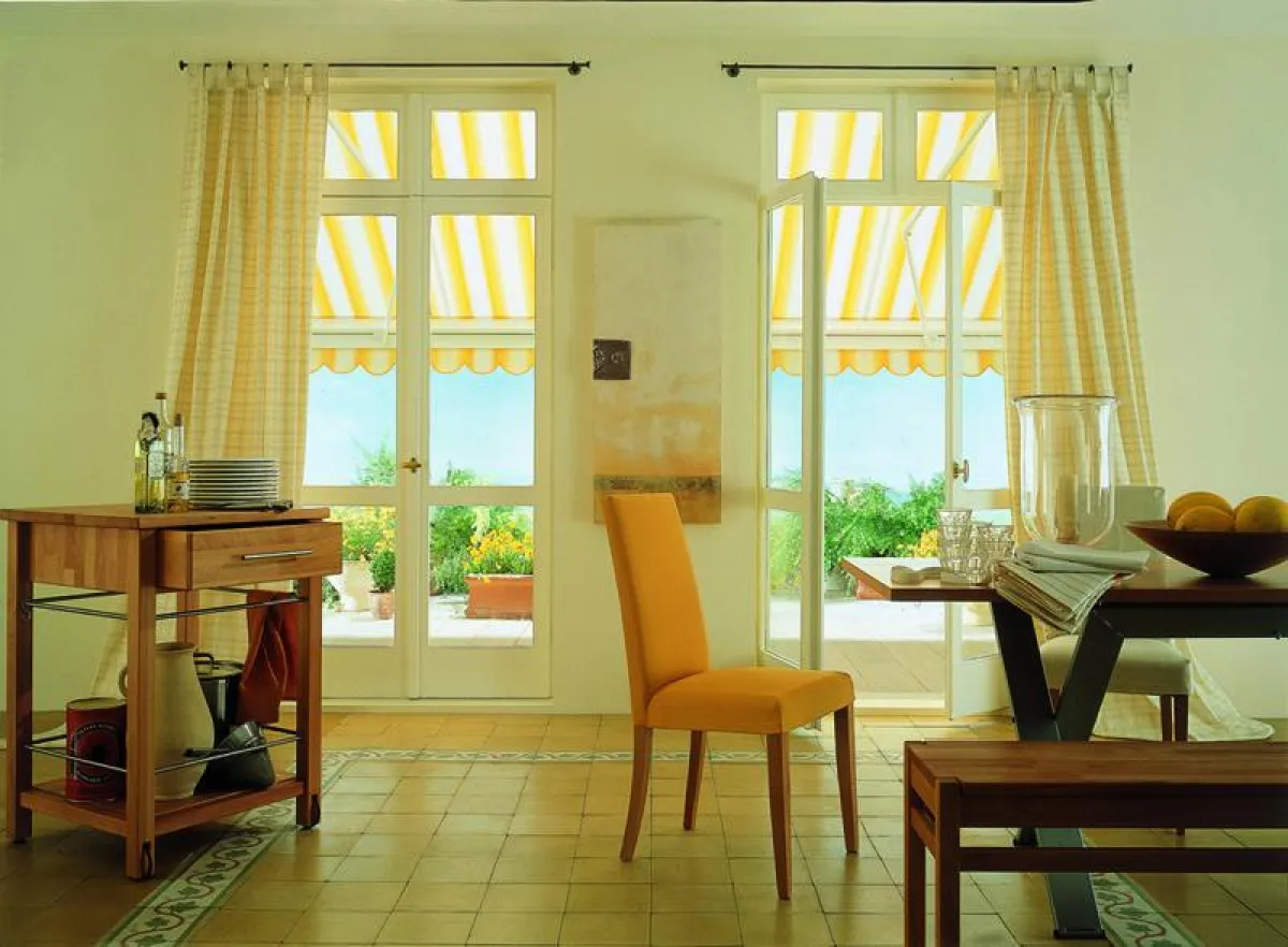 Markisen in hellen, sonnigen Farben setzen frische Akzente und blocken die Sonneneinstrahlung ab. So lässt sich der Frühling bestens genießen.