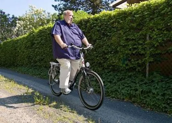Bild: Reiner Calmund radelt wieder – jetzt fährt er mit dem E-Bike dem europäischen Fußballfest entgegen