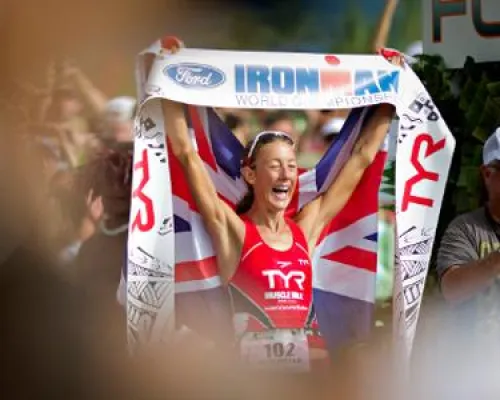 Bild: Triathlon-Legende Chrissie Wellington läuft mit ihren Fans eine gemeinsame Trainingsrunde in Köln