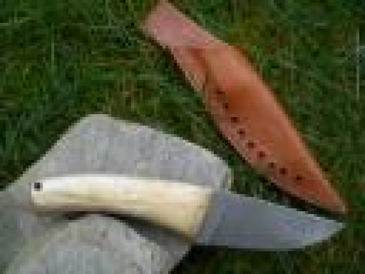 Handgefertigtes Messer aus Damasteel und Griff aus Oosik