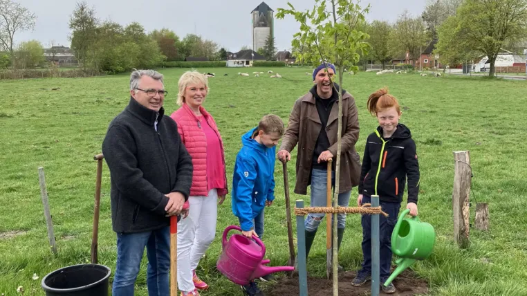 Bild: Klimaschutz: HanseWerk-Tochter SH Netz spendet Gemeinde Klixbüll Bäume