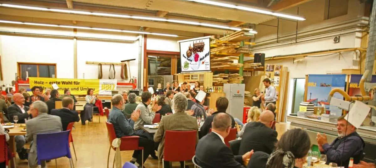 Im Weltrestaurant bei den Möbelmachern in Unterkrumbach diskutierten 90 Teilnehmer über regionale Holzwirtschaftskreisläufe