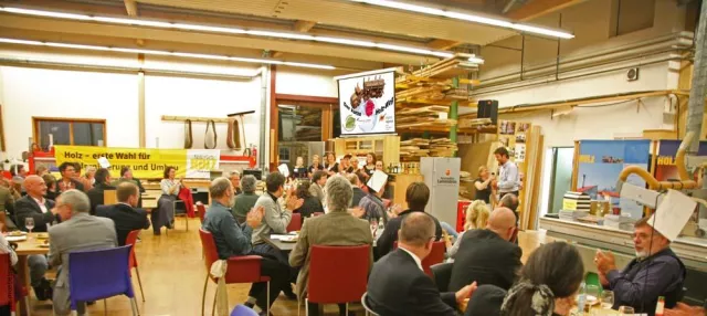 Bild: Aus Weltcafe´ wird Weltrestaurant - ein informatives, unterhaltsames und schmackhaftes Abendprogramm über Holz