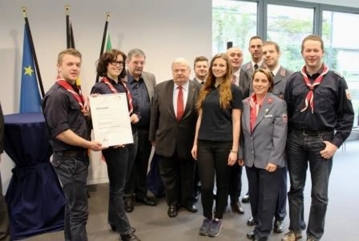 NRW-Minister Guntram Schneider (Mitte) verleiht Maltesern den Preis