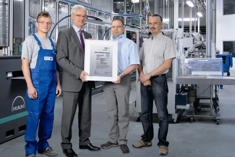 Bild: Zum Ersten, zum Zweiten und zum Dritten! Erneut eine PSO–Urkunde für die Druckerei Vetters in Radeburg