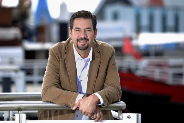 Vater eröffnet neuen Standort in Heide Bild: Vater eröffnet neuen Standort in Heide