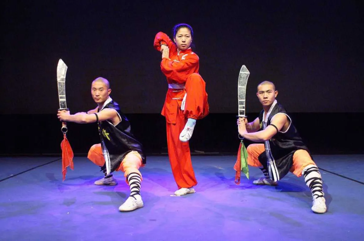 Bei der neuen Show der Mönche des Shaolin Kung Fu „Lotus & Schwert“ präsentieren erstmals auch Frauen die schwierigen Übungen des Qigong.