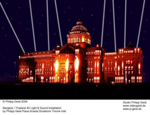 Bild: Künstler Philipp Geist bespielt zum Geburtstag des Königs von Thailand die Fassade des königlichen Throns