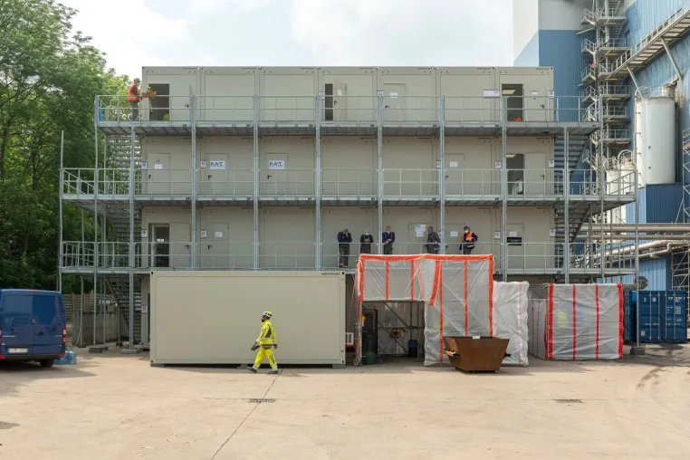 Bild: Revisionsarbeiten in der Produktion - ELA Container sorgt für komfortable Monteurunterkünfte