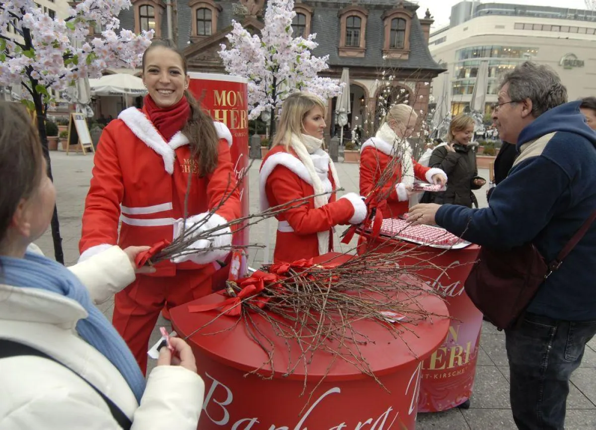Auf 30 Weihnachtsmärkten in ganz Deutschland verteilt Mon Chéri Kirschzweige zum Barbaratag am 4. Dezember 2008.