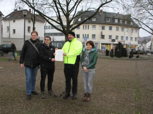 Bild: Ortstermin mit Spendenübergabe: Boule-Freunde Friesdorf e.V. erhält 200 Euro von der CDU