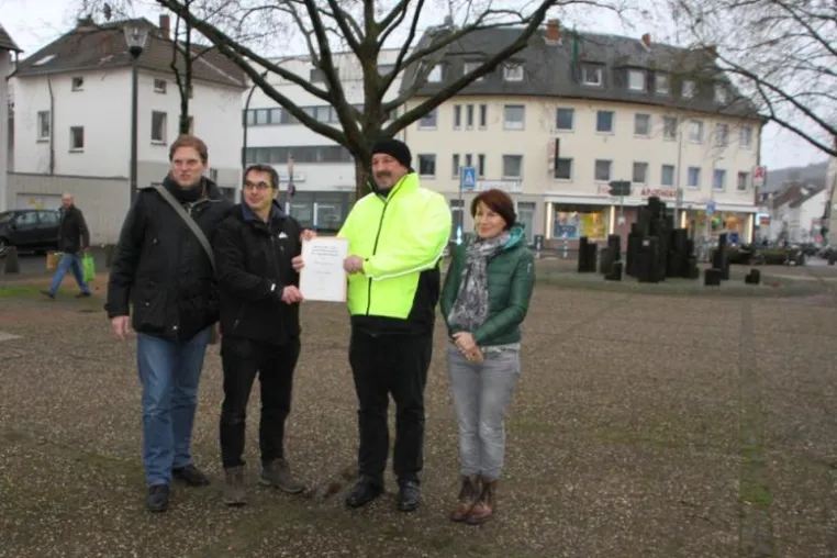 Bild: Ortstermin mit Spendenübergabe: Boule-Freunde Friesdorf e.V. erhält 200 Euro von der CDU