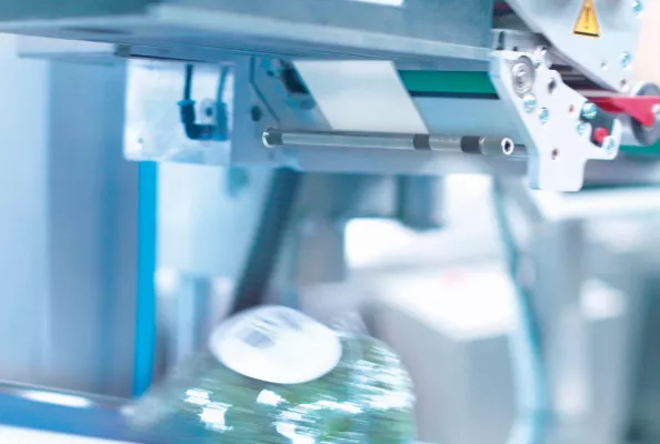 cab Anwendungen am laufenden Band: Packanlage etikettiert pro Minute 140 Brokkoli Bild: cab Anwendungen am laufenden Band: Packanlage etikettiert pro Minute 140 Brokkoli