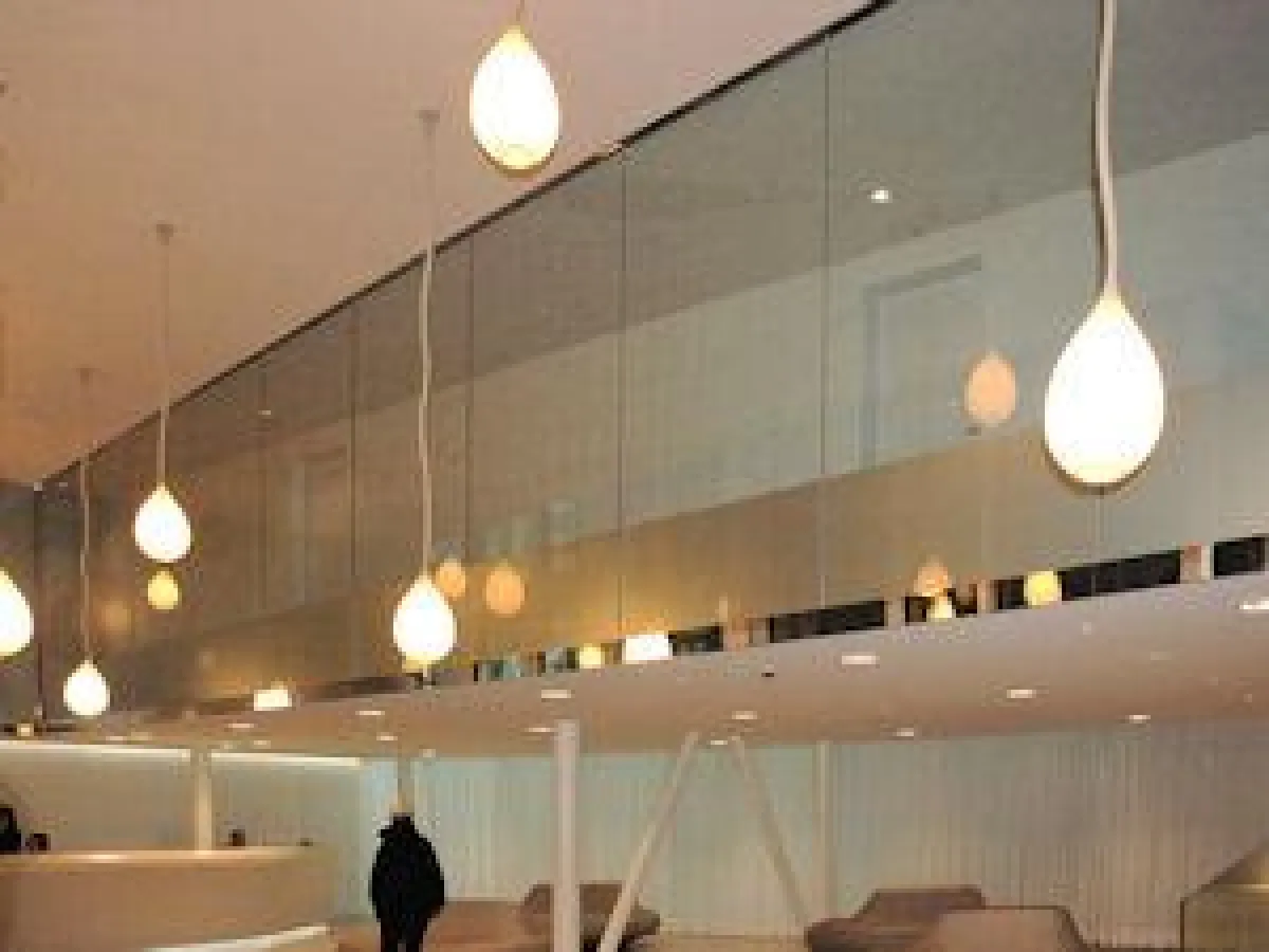 polygonal verlaufende Stoßfugenverglasung EI 30 mit Pyroplan von Glastec