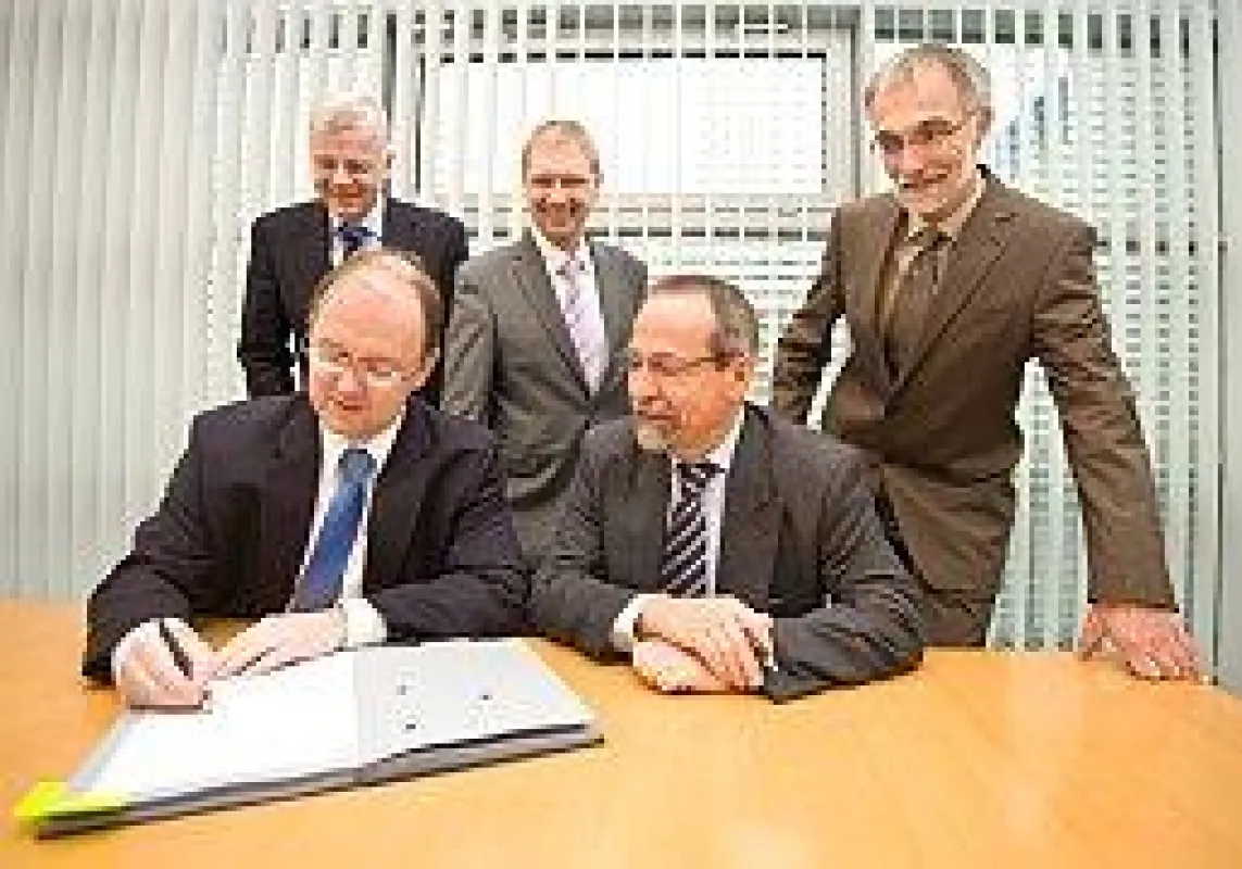 Kooperationsvertrag unterzeichnet: Frank Maier, Ralf Klemme, Holger Borcherding, Tilmann Fischer und Uwe Meier (von links)